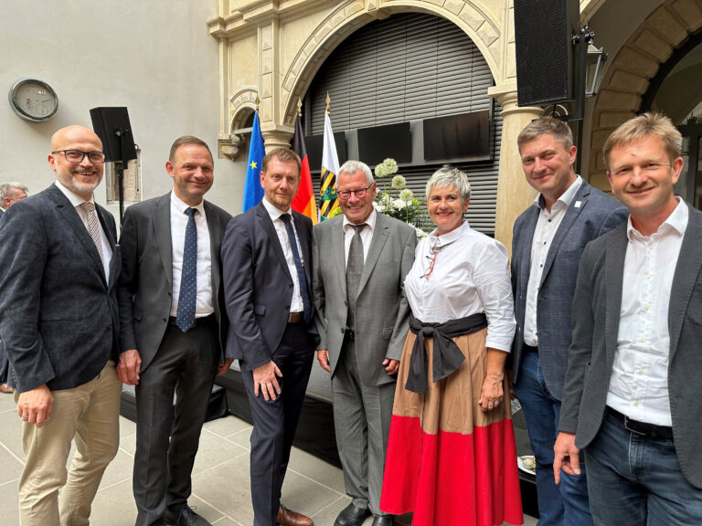 Jochen Heinz SV-3: Von links nach rechts: Tobias Muschalek (Gartenbauverband Mitteldeutschland Geschäftsführer), Frank Lehmann (Gartenbauverband Mitteldeutschland Vorstand), Michael Kretschmer (Ministerpräsident), Jochen Heinz mit Frau Annegret Petasch, Axel Keul (VGLS Geschäftsführer), Torsten Göpfert (VGLS Vizepräsident)